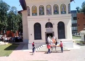 preot-injunghiat-biserica