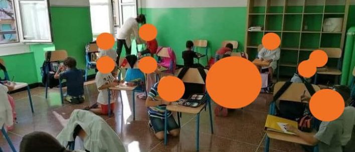 elevi in genunchi la o scoala din Genova