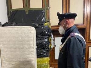 zidit mama moarta in casa