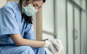 infirmiera nevaccinata Velletri, judecatorul ordona intoarcerea ei la munca