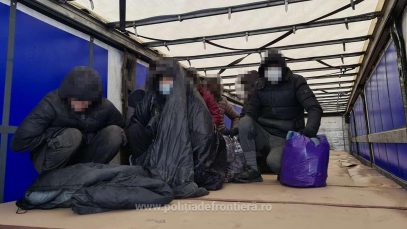Voiau să ajungă în Italia ascunși în camioane