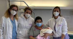 O româncă a născut în parcarea spitalului