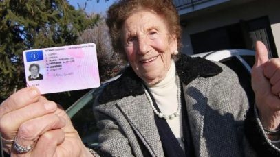 femeie 100 ani carnet