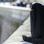 femeie lovita niqab