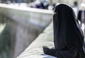 femeie lovita niqab