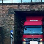 Șofer român blocat cu camionul sub un pod în Italia