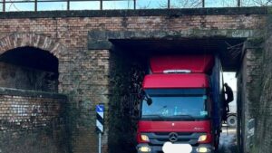 Șofer român blocat cu camionul sub un pod în Italia