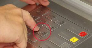 Tasta 9 la bancomat Poșta Italiană