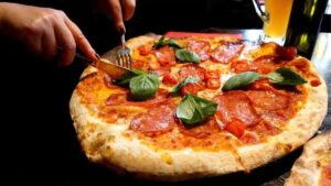 Pizza Margherita cu făină de greieri