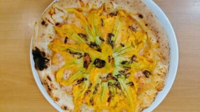 Pizza cu greieri prăjiți
