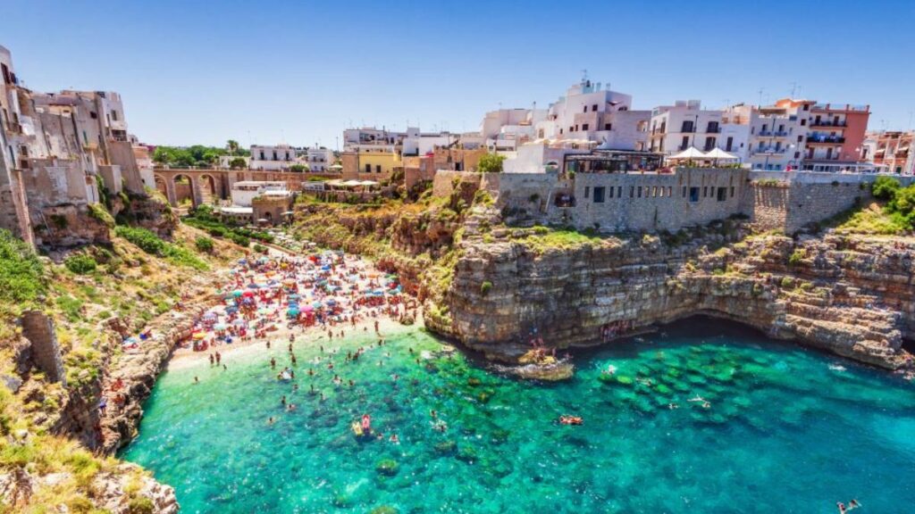 Polignano a Mare este un oraș din Puglia