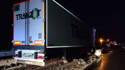 Un român a intrat cu camionul într-un șantier pe autostradă