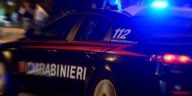 Român baricadat în casă înarmat pistol