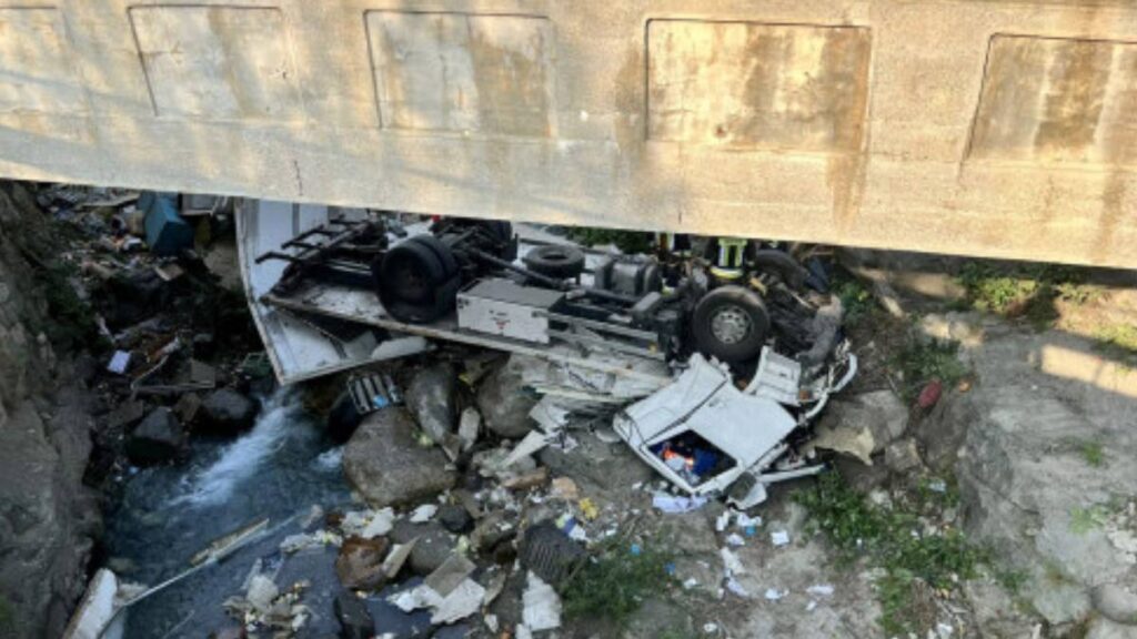 Român moare căzând cu camionul într-un râu: victima este Gheorghe Buzura