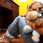 Tatăl își abuzează fiica însărcinată de 13 ani