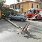 Accidentul unui șofer român aduce haos într-un cartier italian: Stâlpul de electricitate doborât, clădirile fără curent