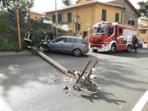 Accidentul unui șofer român aduce haos într-un cartier italian: Stâlpul de electricitate doborât, clădirile fără curent