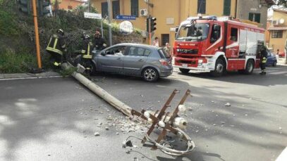 Accidentul unui șofer român aduce haos într-un cartier italian: Stâlpul de electricitate doborât, clădirile fără curent
