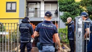 Merge la muncă și o româncă îi ocupă apartamentul