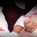 Femei care își aruncă copiii de la balcon