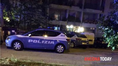 Ancona român beat părăsit de iubită