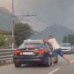 Un străin atacă mașina carabinierilor