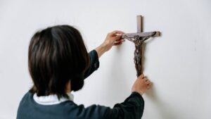 Elevii au aruncat crucifixele pe fereastră
