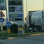 Italia, prețurile la benzină cresc vertiginos: a fost atins plafonul de 2 euro pe litru la servirea „self”. Ieri țițeiul Brent, de referință pentru cumpărătorii europeni