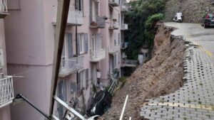 Un zid de sprijin din Genova s-a prăbușit, luând cel puțin două mașini cu totul și oprindu-se într-o clădire de mai jos.