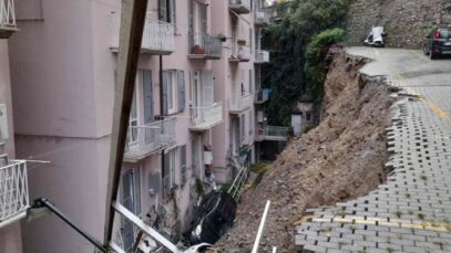 Un zid de sprijin din Genova s-a prăbușit, luând cel puțin două mașini cu totul și oprindu-se într-o clădire de mai jos.