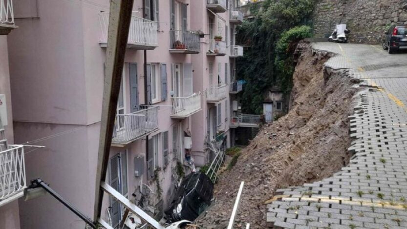Un zid de sprijin din Genova s-a prăbușit, luând cel puțin două mașini cu totul și oprindu-se într-o clădire de mai jos.