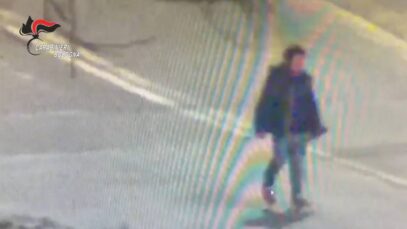 Un român amenință clienții cu un cuțit