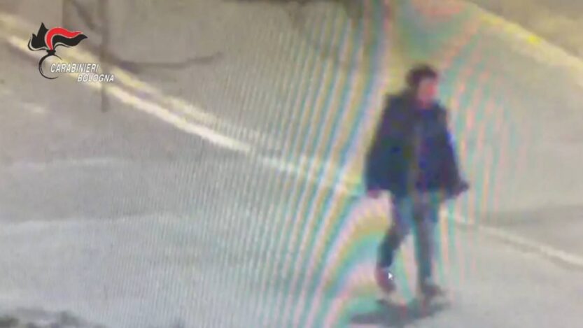 Un român amenință clienții cu un cuțit