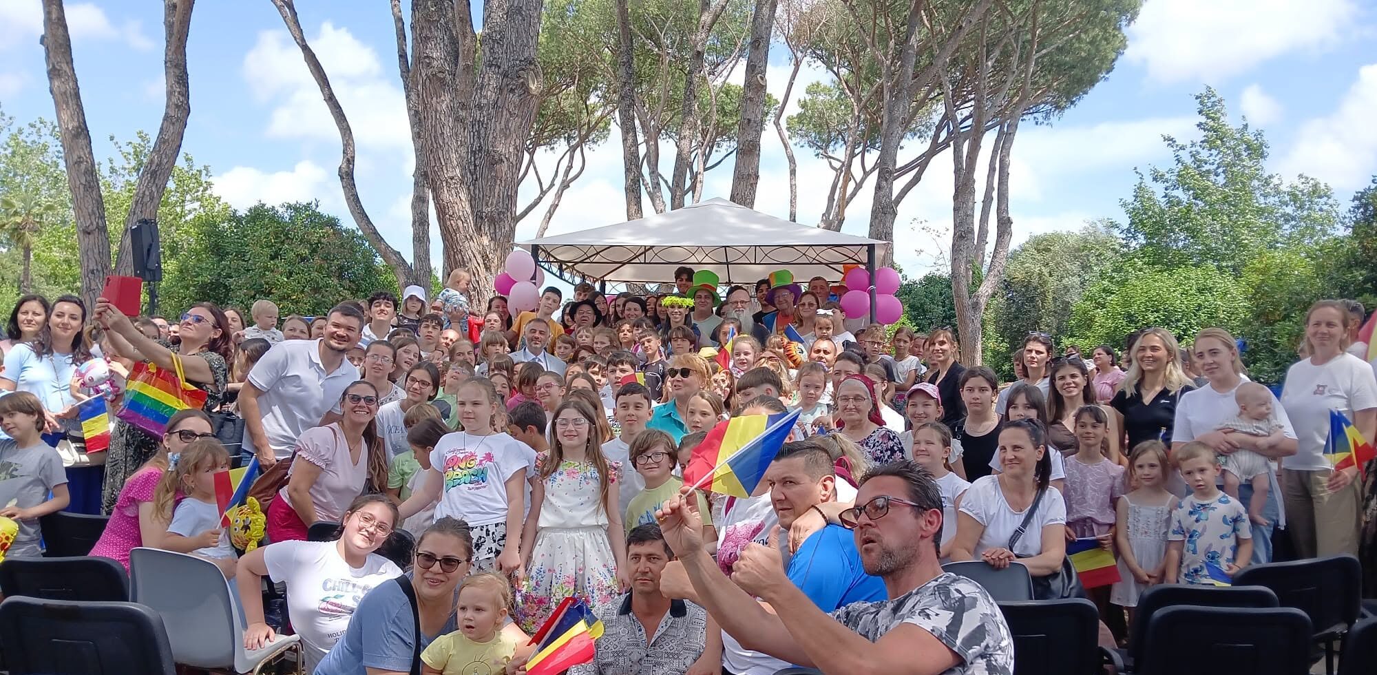 Über 700 rumänische Kinder und Eltern genossen 6 Shows in Italien mit dem „Zauberer“ Marian Râlea und seiner Band! Über 700 rumänische Kinder und Eltern genossen 6 Shows in Italien mit dem „Zauberer“ Marian Râlea und seiner Band!