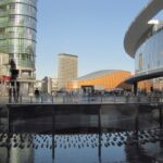 Piazza Gae Aulenti din Milano, cu clădiri moderne și fântâna din centrul pieței