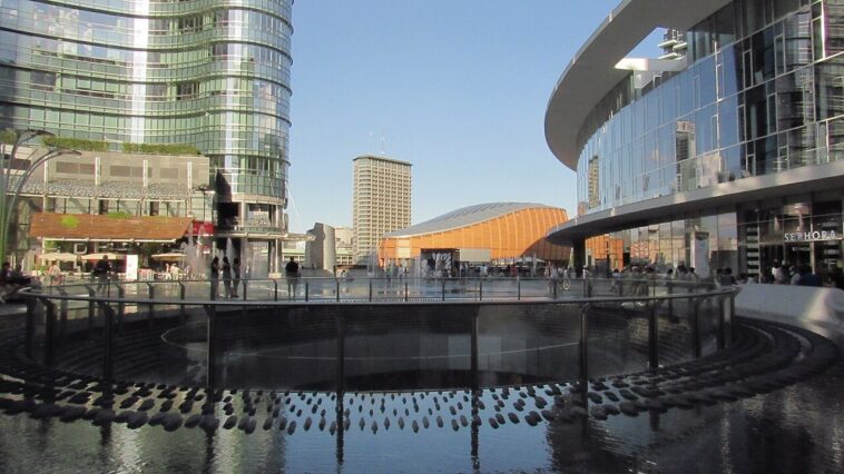 Piazza Gae Aulenti din Milano, cu clădiri moderne și fântâna din centrul pieței
